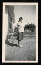 FALDA MUJER EMBARAZADA TIERRA ENTRADA COCHE PIQUETE VALLA FOTO ANTIGUA/VINTAGE - F117