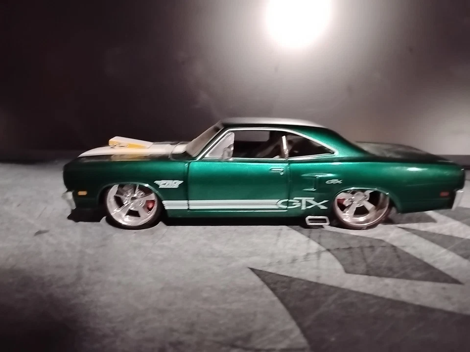 Литая модель автомобиля Maisto Pro Rodz Plymouth GTX 1970 масштаб 1:24 - Изображение 2 из 4
