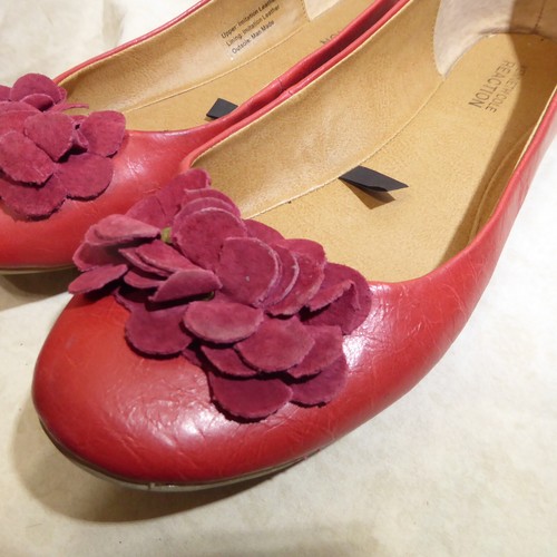 🩰 Ballerine Kenneth Cole Reaction 9 M similpelle rosso mela; dettagli floreali - Foto 14 di 16