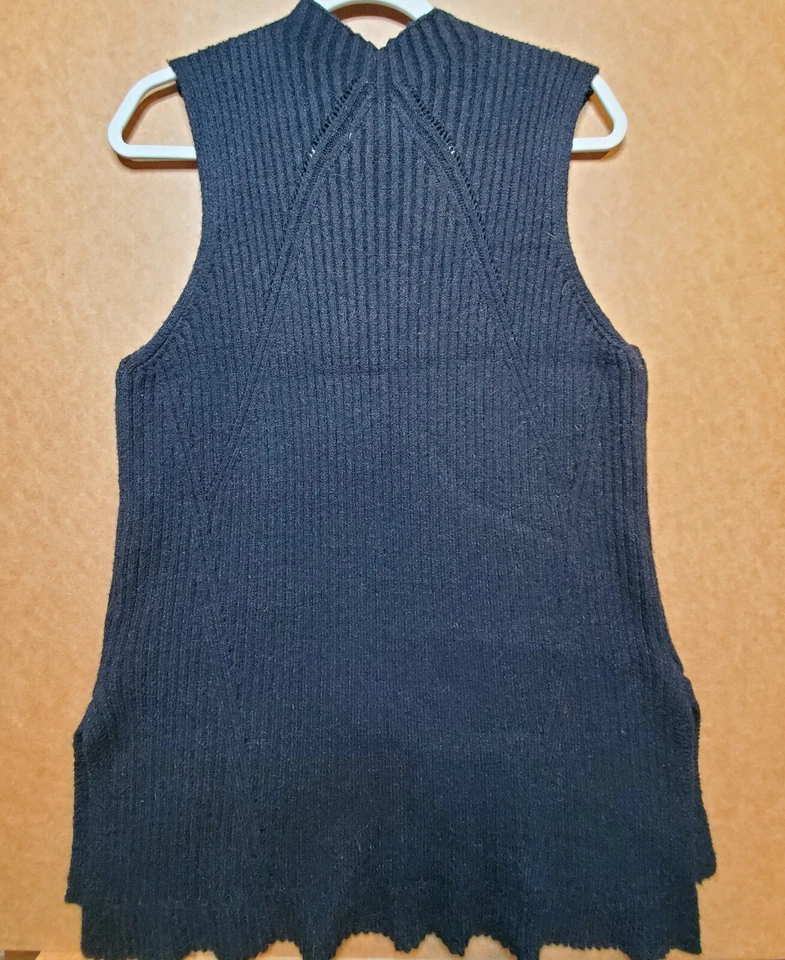 Blusa túnica Elle feminina sem mangas grande preta malha com nervuras bainha dividida - Imagem 4 de 4