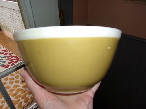 Vintage Pyrex 1.5 Quart Bowl In Mustard Yellow; exc. cond.