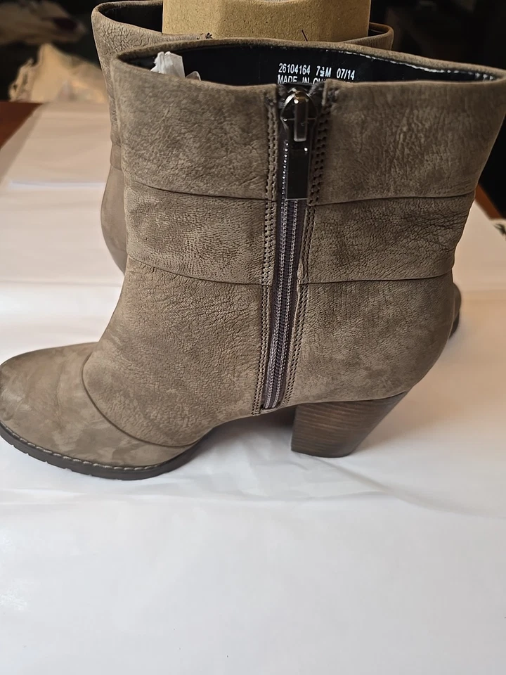 Botines Clarks de cuero para mujer beige talla 7,5 con tacón bloque de 3 pulgadas Foto 4 de 4