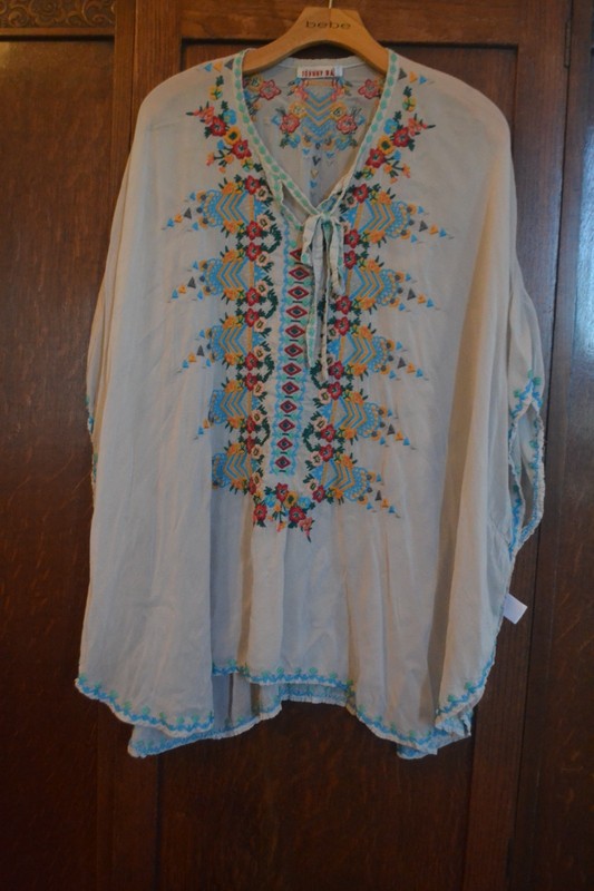 SOFT GRAY FLORAL EMBROIDERED SHORT SLEEVE KIMONO/PONCHO BLOUSE BY JOHNNY WAS ~ S