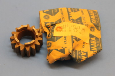 NOS YAMAHA YDS5 YM2C 1967 TRANS 2ND PINION GEAR PART# 246-17121-00-00 
