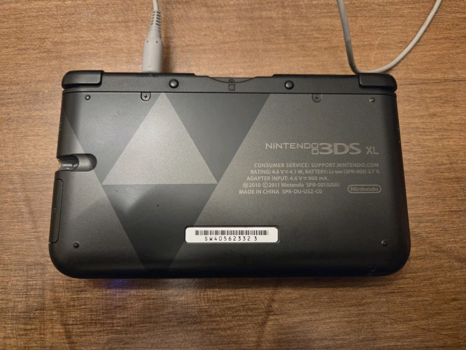 Nintendo 3ds XL The Legend of Zelda a Link Between Worlds Limited Edition Gold - Image 3 of 4