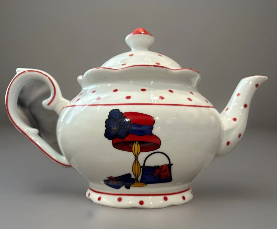 A Special Place Sombrero Rojo Sociedad Blanco Porcelana Tetera Sombrero Guantes Zapatos Cartera  Foto 2 de 4