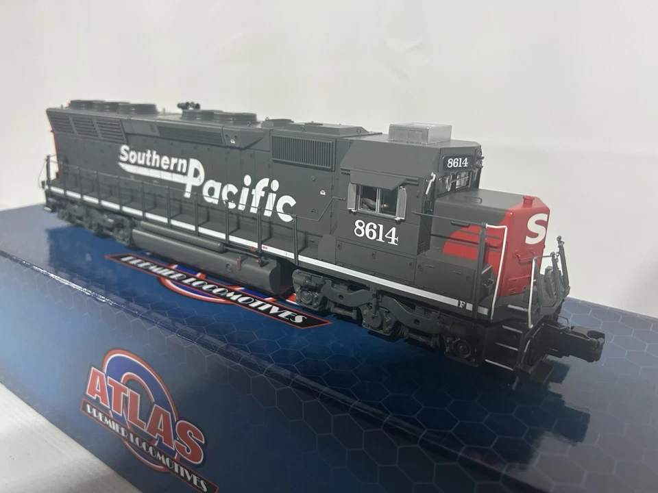 Atlas Premier Southern Pacific SD45 Diesel Locomotive O-Scale 30138266 PS3 #8614 - Image 4 of 4