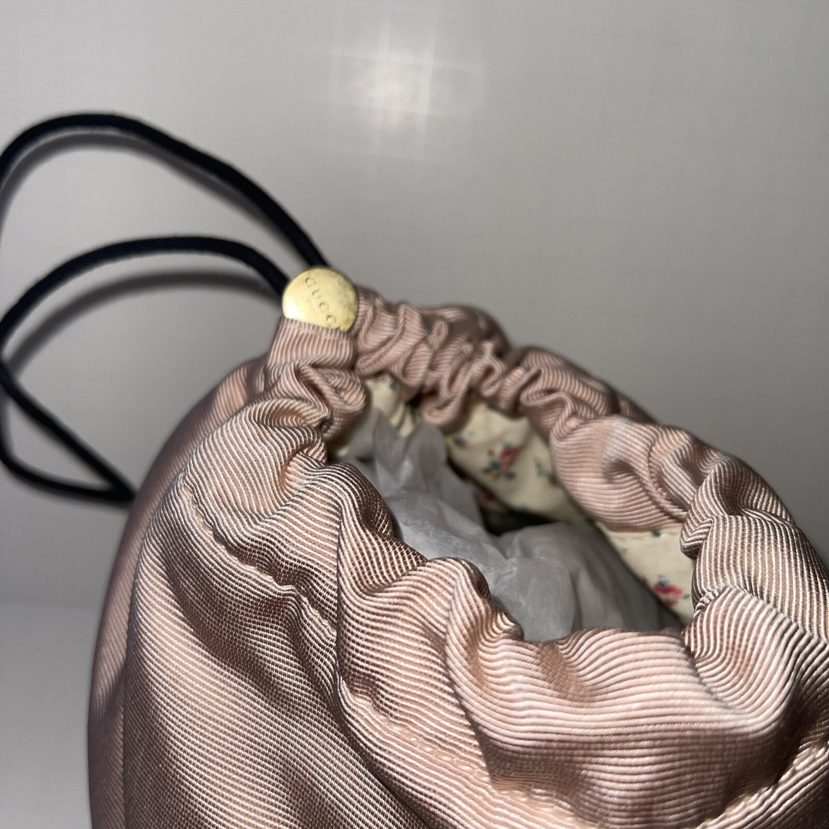 GUCCIドリンクケース カバー New Gucci Beauty Purple Shimmer Floral Inside Zip Pouch
