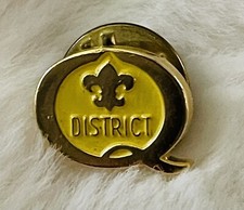 BSA District Q Fleur De Lis Gold Uniform Lapel Hat Pin Boy Scouts Scouting-A123