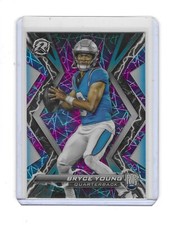 Amortiguador Topps 2024 compuesto Bryce Young Resurgence azul cielo y rosa RC #97
