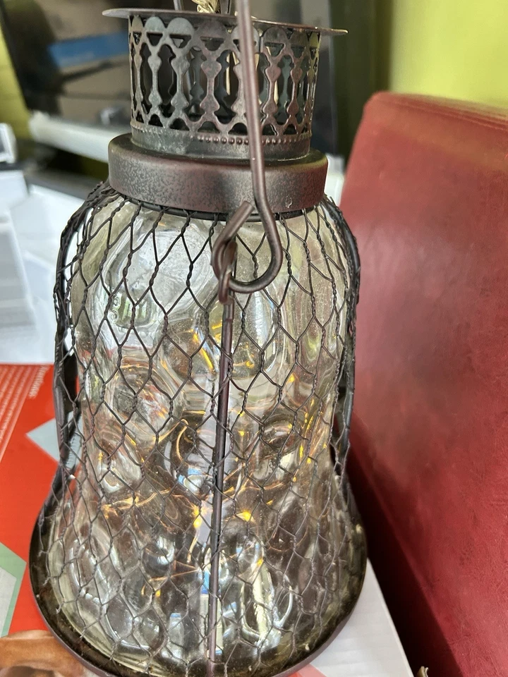 Linterna de patio iluminada de vidrio cerrado con alambre negro Foto 3 de 4