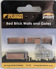 N Gauge Graham Farish Scenecraft Building - Red Brick Walls and Gates (42-107) 1