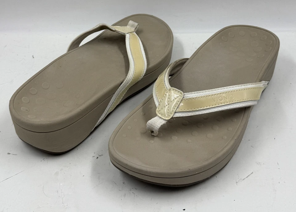 Sandalias Vionic 380 High Tide para mujer 9 beige charol chanclas deslizables Foto 3 de 4
