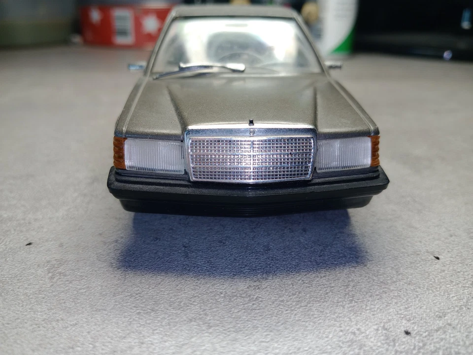 Burago modellino made in Italy Mercedes 190 E die cast 1/24 macchinina no mattel - Immagine 2 di 4