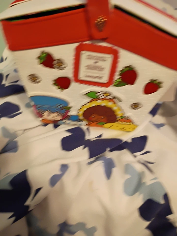 Bolso Bandolera Loungefly Sanrio Hello Kitty X Strawberry Shortcake Basket Perfumado Foto 3 de 4