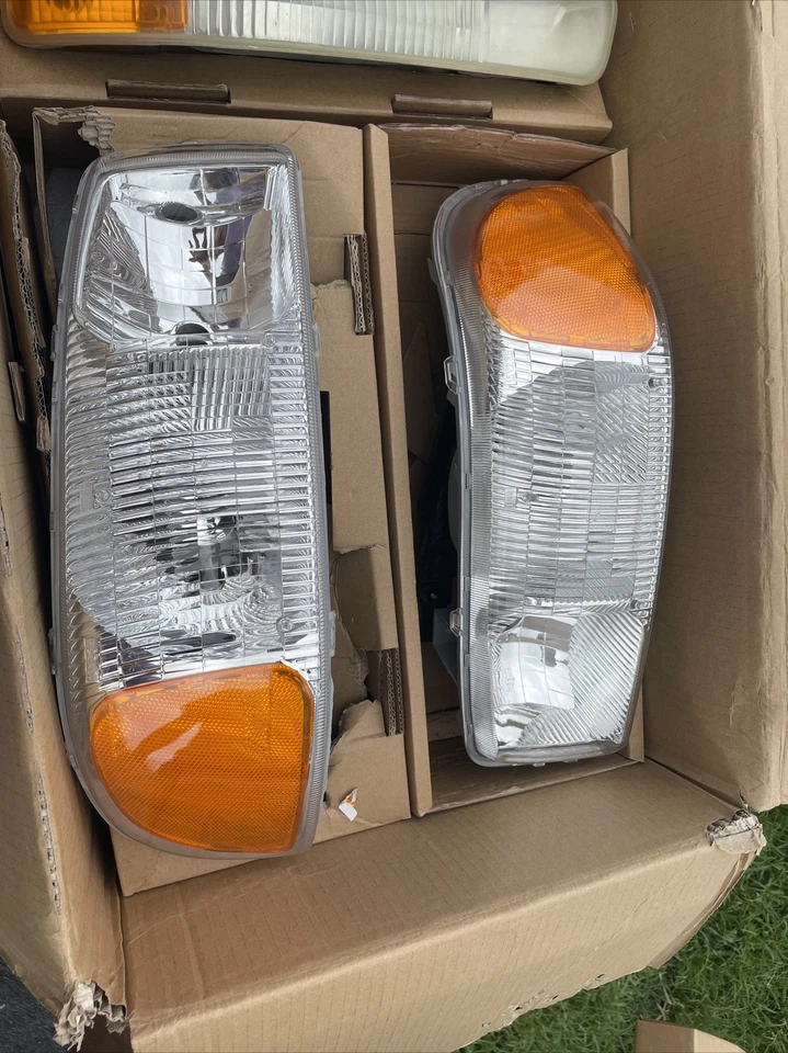 Conjunto de faros - Regular TYC 20-5567-00 GMC Yukon / Sierra Foto 3 de 4