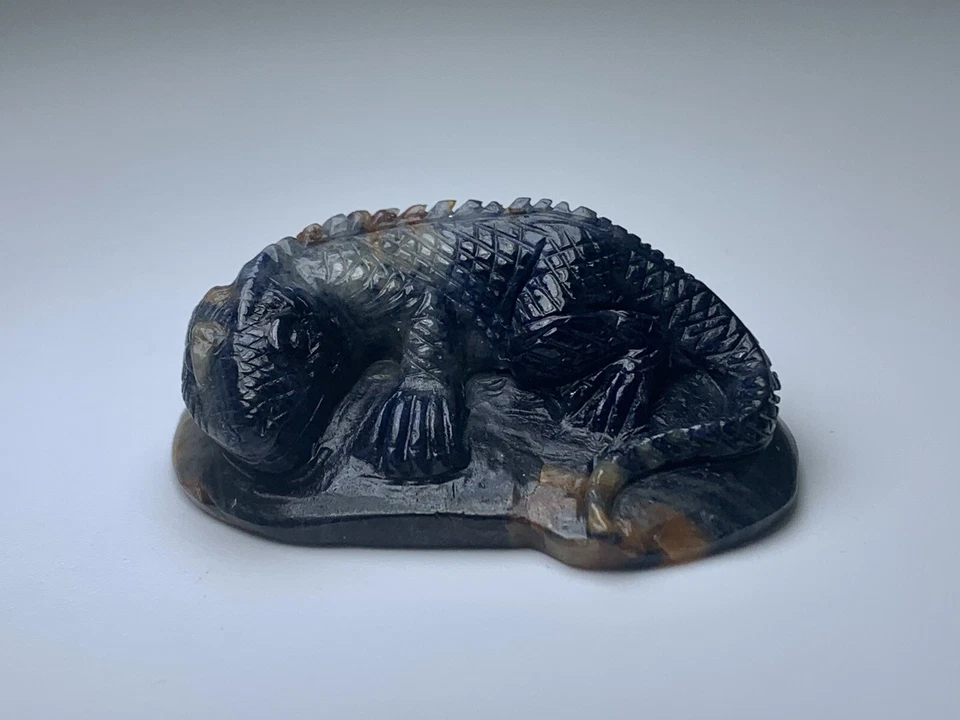 Fetiche de iguana tallado en zafiro azul natural de Madagascar 139 CTS Foto 2 de 4