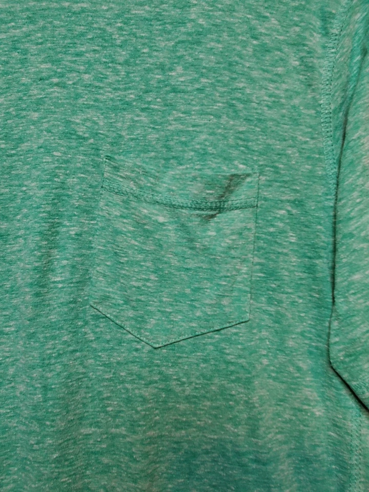 Camiseta de bolsillo Hudson Barrow para hombre verde mediana manga corta mezcla de algodón Foto 3 de 4