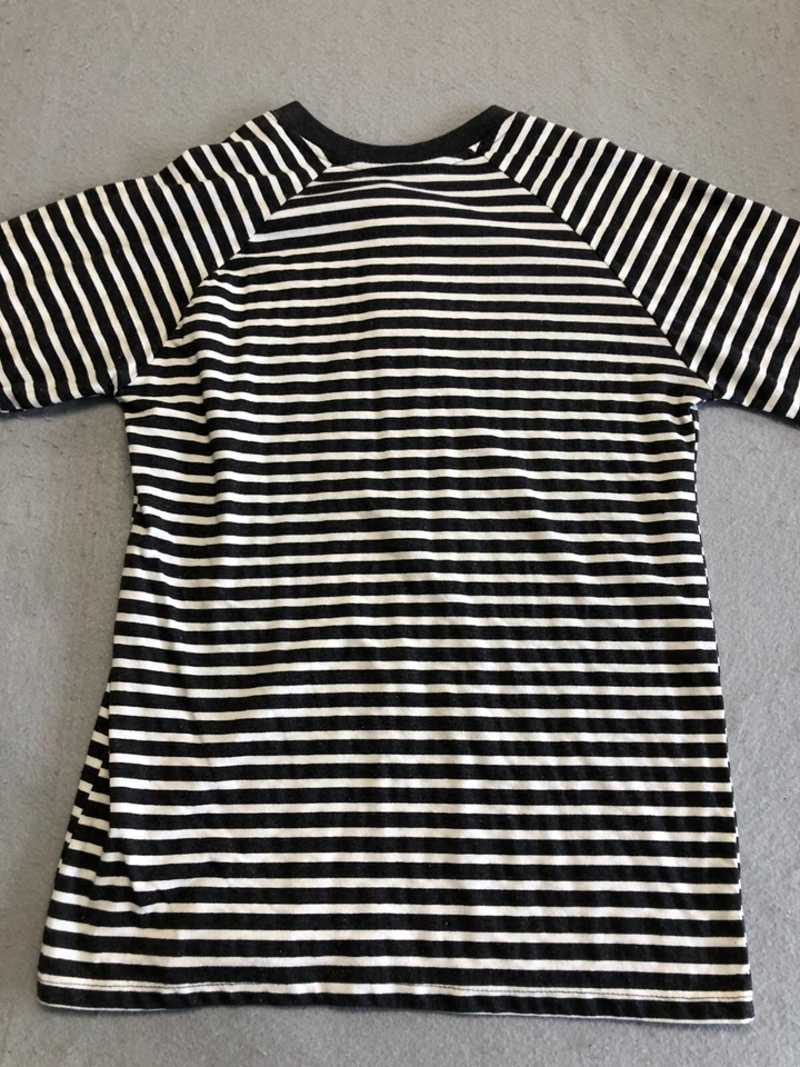 Camiseta básica Revolution para hombre grande gris a rayas Henley Everyday Foto 3 de 4