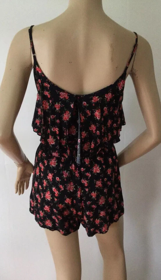 材料女孩黑色带花卉玫瑰荷叶边连身裤(S 码) — 第 2/4 张图片