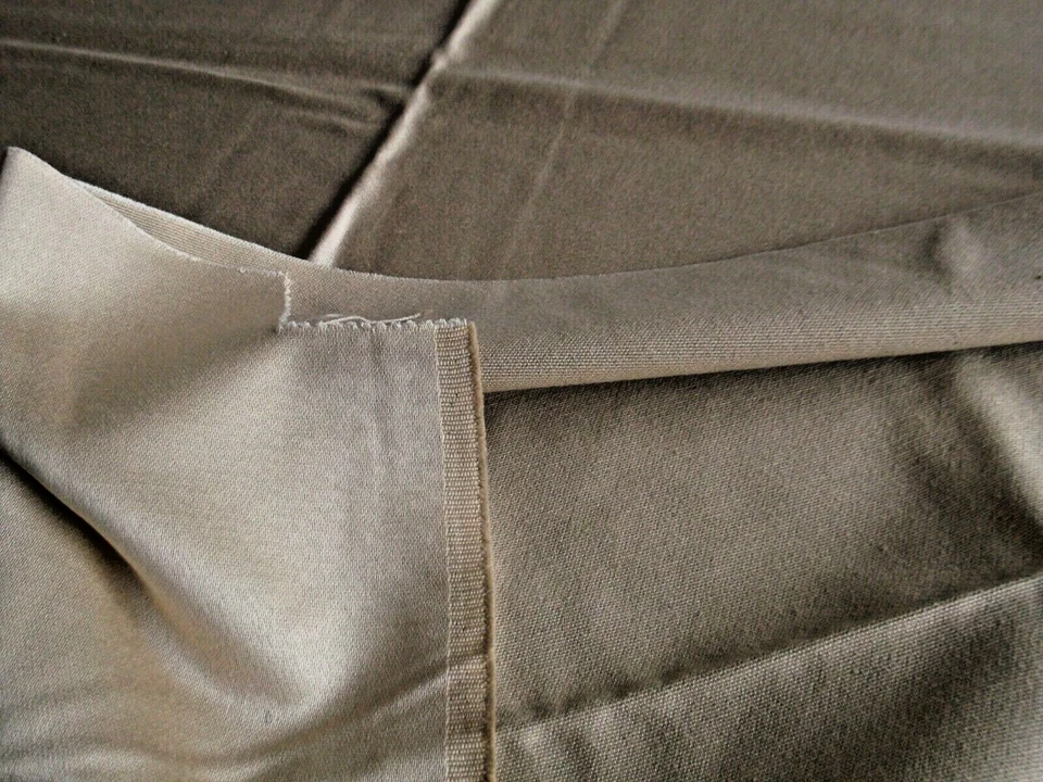 Piece de tissu ameublement beige satiné ( 143 x 125 cms ) - Photo 3/4