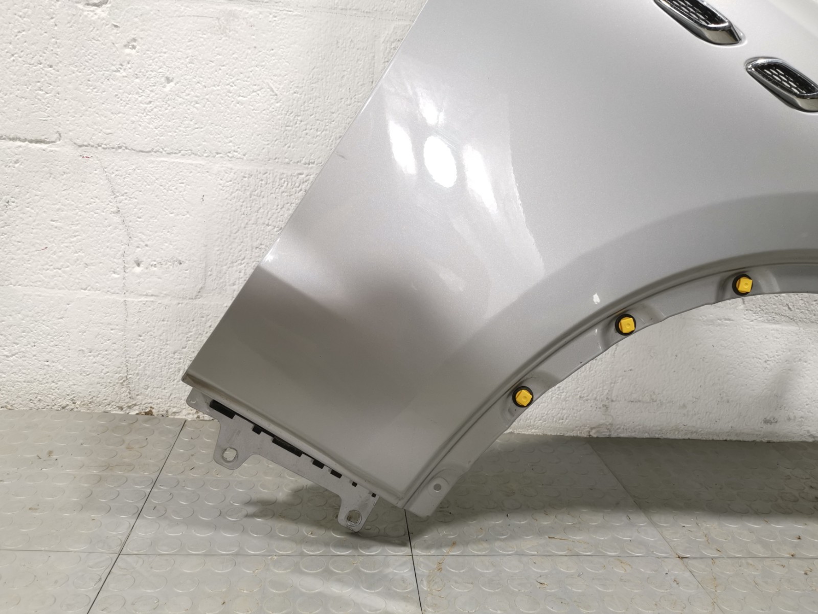 Maserati Levante 3.0 L AWD 2017 Front Right Silver Color Fender Cover OEM