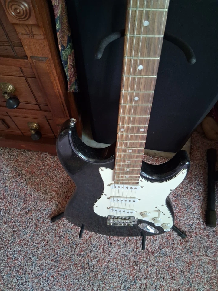 GUITARRA ELÉCTRICA MEDIA LUNA SEIS CUERDAS CON ESTUCHE Foto 3 de 4