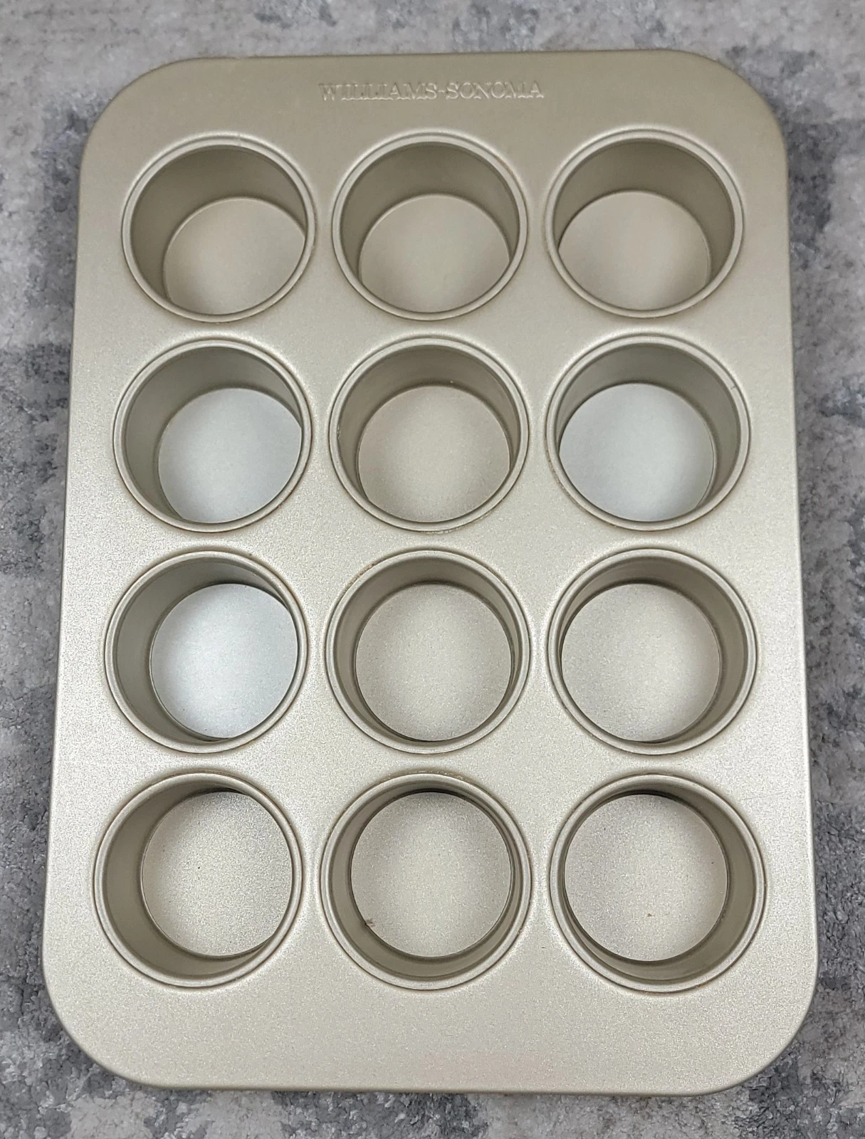 Williams-Sonoma Goldtouch Pro Nonstick Cheesecake/Cupcake/Muffin Pan 12 Lot Of 2
Opens in a new wind