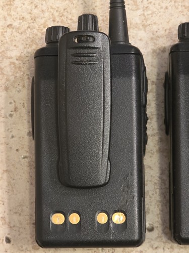2 Motorola VX-261-G7-5 Two Way Radio 16 CH UHF ( AS IS UNTESTED ) (NO CHARGER ) - Zdjęcie 9 z 17