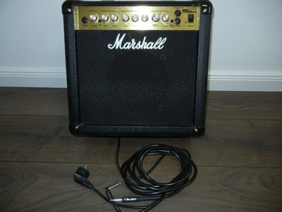 Gitarrenverstärker Marshall MG 15 DFX mit einem Kabel Fender A2Q424 (3 Meter)