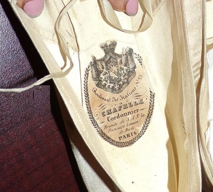 GUERRA CIVIL SIGLO XVIII MUJER ANTIGUA BLANCO SATINADO BAILE BODA ZAPATILLAS ZAPATOS PARIS Foto 3 de 4