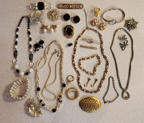 30pc Vintage Costume Jewelry Lot All Wearable