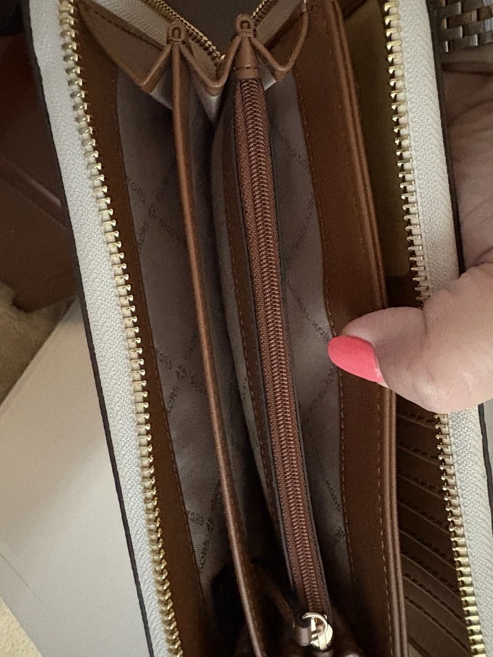 Michael Kors Continental Zip Around Travel 钱包腕带 - 象牙色和棕色  — 第 3/4 张图片