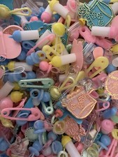 Dijes de baby shower de plástico favor niño niña. 72 piezas **