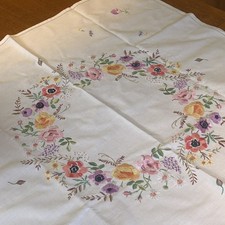 Vintage handbestickte Tischdecke Blumenkranz Leinen Cottagecore 78x85cm WOW