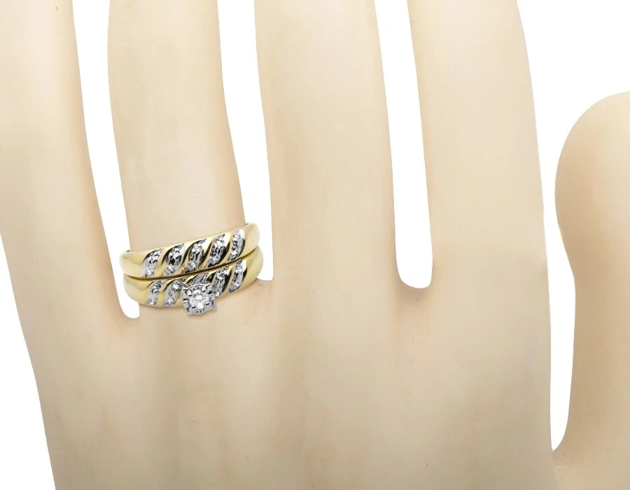 Juego de anillos de compromiso de diamantes con remolino conjunto de trío milagroso de oro amarillo de 10 quilates .10 quilates Foto 2 de 4