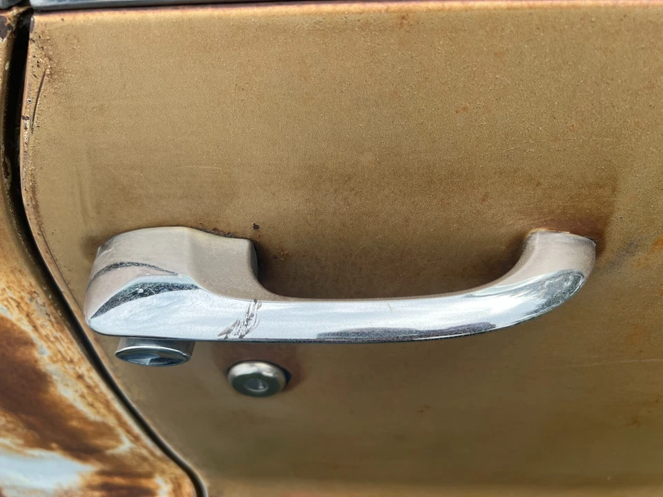 Oldsmobile Toronado 1967 manija de puerta exterior lateral del pasajero - delantera derecha Foto 2 de 3