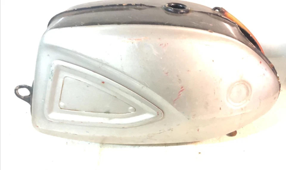 SUZUKI M12 M15 K10 K11 K15 1966-1969 TANQUE DE COMBUSTIBLE GASOLINA DE COLECCIÓN Negro Plata Foto 3 de 4