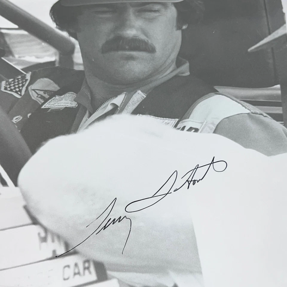 Foto NASCAR 8x10 firmada por Terry Labonte TALLADEGA 500 1982 WINSTON VINTAGE B&W Foto 2 de 4