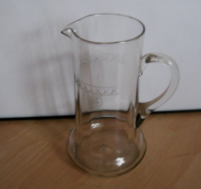 Großer alter Glaskrug mit Abriss, 26 cm Wasserkrug ca. 2 Liter Krug geschliffen