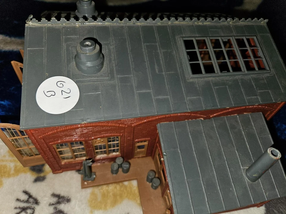 HO SCALE, 2 STALL ENGINE REPAIR SHED, MISSING ONE DOOR, SEE PHOTOS (inv 621B) - Image 3 of 4