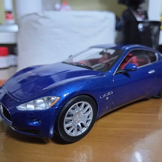 1:24 Diecast Maserati Gran Turismo Model Car with Box