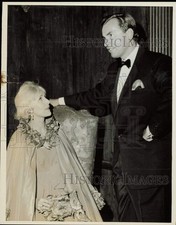 1967 Press Photo Clare Boothe Luce chats with Gore Vidal in Venice, Italy