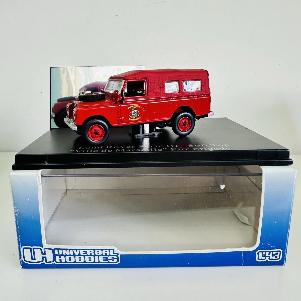 LAND ROVER Série III soft top Pompiers de Marseille Universal Hobbies 1