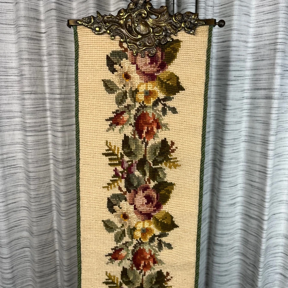 Tapiz de pared vintage con punta de aguja y campana de latón floral hecho a mano 53"x7" Foto 3 de 4