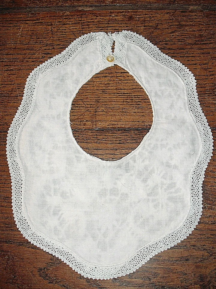 Ancien bavoir en dentelle du Puy au carreau - Photo 3/3