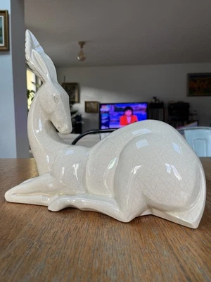 Charles LEMANCEAU (1905-1980). Antilope en faïence craquelée blanche. Art Déco. - Photo 1/4