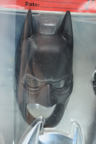 2008 Mattel - Movie Masters Dark Knight Figure: Batman w/ Crime Scene Evidence - Picture 5 of 16