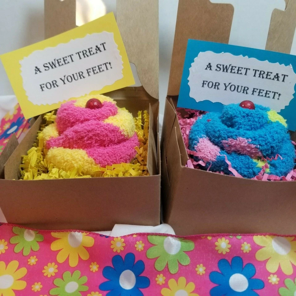 Fuzzy socks, sock cupcakes, Christmas socks, cupcakes, socks Foto 2 de 4