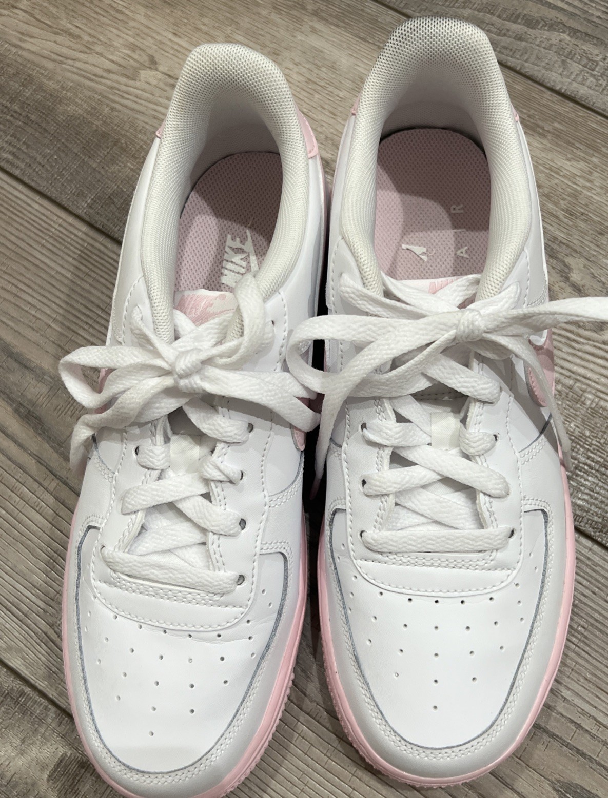 SAOLA Scarpe Nike Air Force 1 basse bianche suola rosa (CV7663 100) giovani taglia 7 anni W 8 1 2